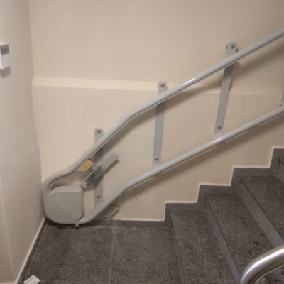 Przestrzeń przed schodami na parking platformy schodowej wynosi zaledwie 1034 mm! 