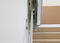 Montaż prowadnicy platformy schodowej do ściany redukuje szerokość całkowitą do minimum. Szerokość złożonego urządzenia wynosi zaledwie 30 cm
