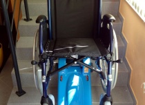 Schodołaz gąsienicowy T09 do transportu po schodach prostych osób niepełnosprawnych na tradycyjnych wózkach inwalidzkich