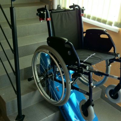 Schodołaz gąsienicowy T09 do transportu po schodach prostych osób niepełnosprawnych na tradycyjnych wózkach inwalidzkich