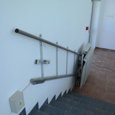 Zasilanie platformy schodowej doprowadzone w pobliżu górnego przystanku