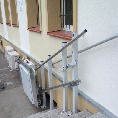 W przypadku instalacji szyny platformy schodowej na słupkach samonośnym na schodach zewnętrznych klienci muszą wykonać dodatkową wylewkę pod słupki na dolnym przystanku!