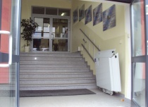 Nieużywaną platformę schodową można złożyć by nie zabierała przestrzeni dla innych osób korzystających ze schodów