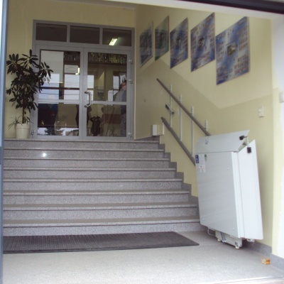 Nieużywaną platformę schodową można złożyć by nie zabierała przestrzeni dla innych osób korzystających ze schodów