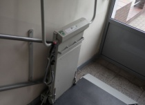 Platforma schodowa ułatwi swobodne wyjście dla osób niepełnosprawnych w sytuacji gdy pierwszy bieg schodowy nie jest skomunikowany z windą