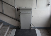 Platforma schodowa wyposażona w najazd boczny - 3 rampę z przodu podestu