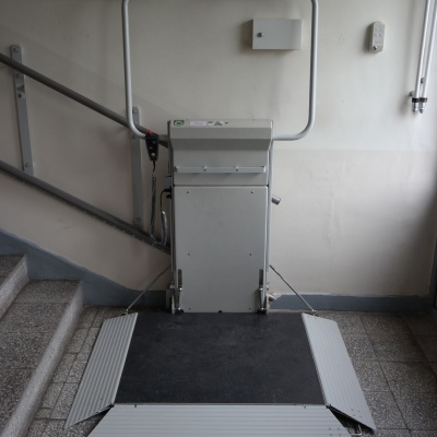 Platforma schodowa wyposażona w najazd boczny - 3 rampę z przodu podestu