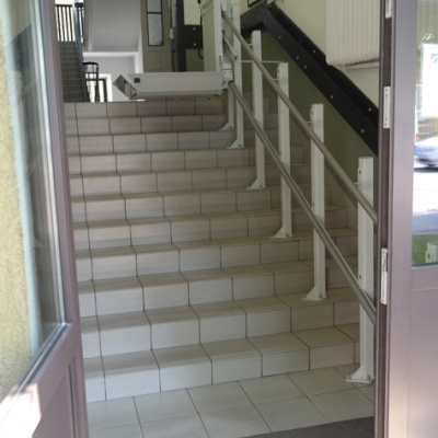 Platforma przyschodowa rozwiązała problem bariery architektonicznej 11 stopni między wejściem a poziomem parteru
