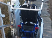 Platformę przyschodową można transportować wózki inwalidzkie ręczne i wózki elektryczne